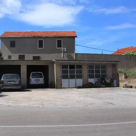 Guest house Apartments And Rooms With Parking Space Jelsa, Hvar - 8798 3*