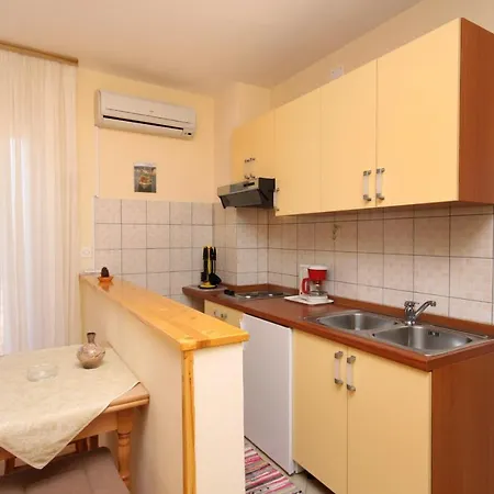 Apartments And Rooms With Parking Space Jelsa, Hvar - 8798 Jelsa (Hvar)