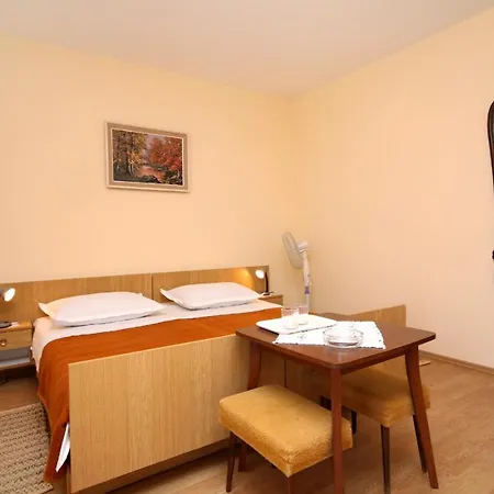 Guest house Apartments And Rooms With Parking Space Jelsa, Hvar - 8798