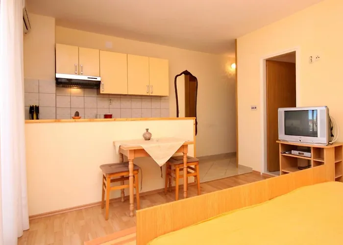 Apartments And Rooms With Parking Space Jelsa, Hvar - 8798