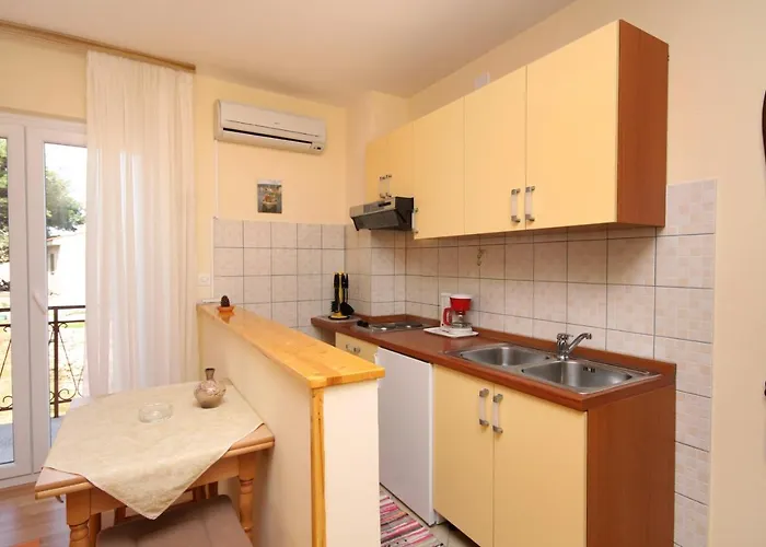 Apartments And Rooms With Parking Space Jelsa, Hvar - 8798 Jelsa (Hvar)