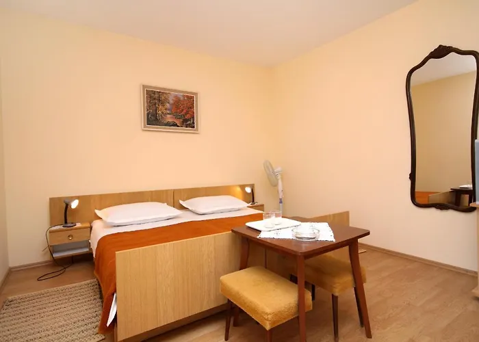 Gostinjska kuća Apartments And Rooms With Parking Space Jelsa, Hvar - 8798